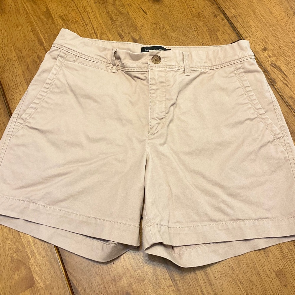 Banana Republic khaki shorts size 4